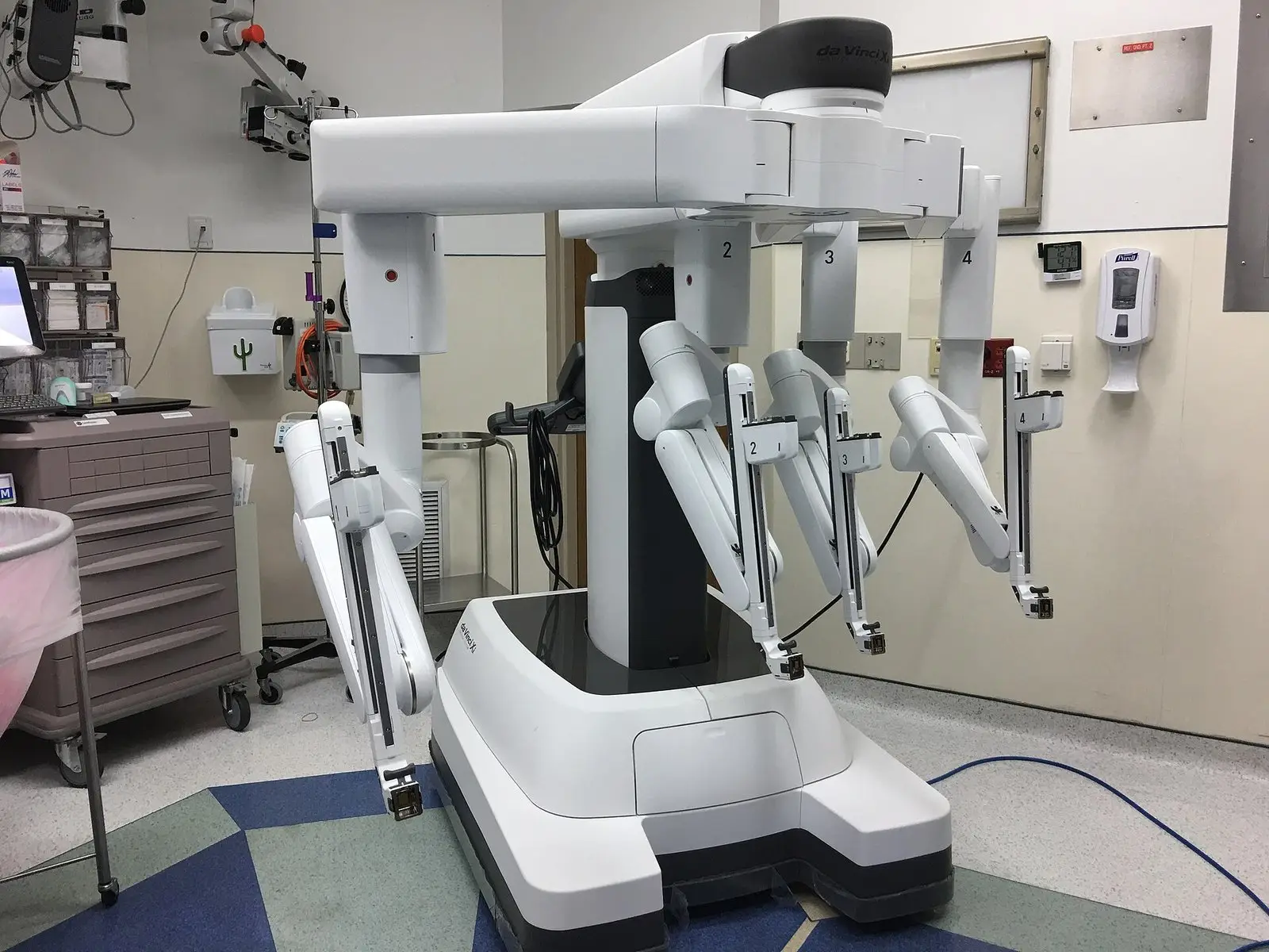 A da Vinci Xi robotic surgical system with four numbered arms in an operating room, no patient present